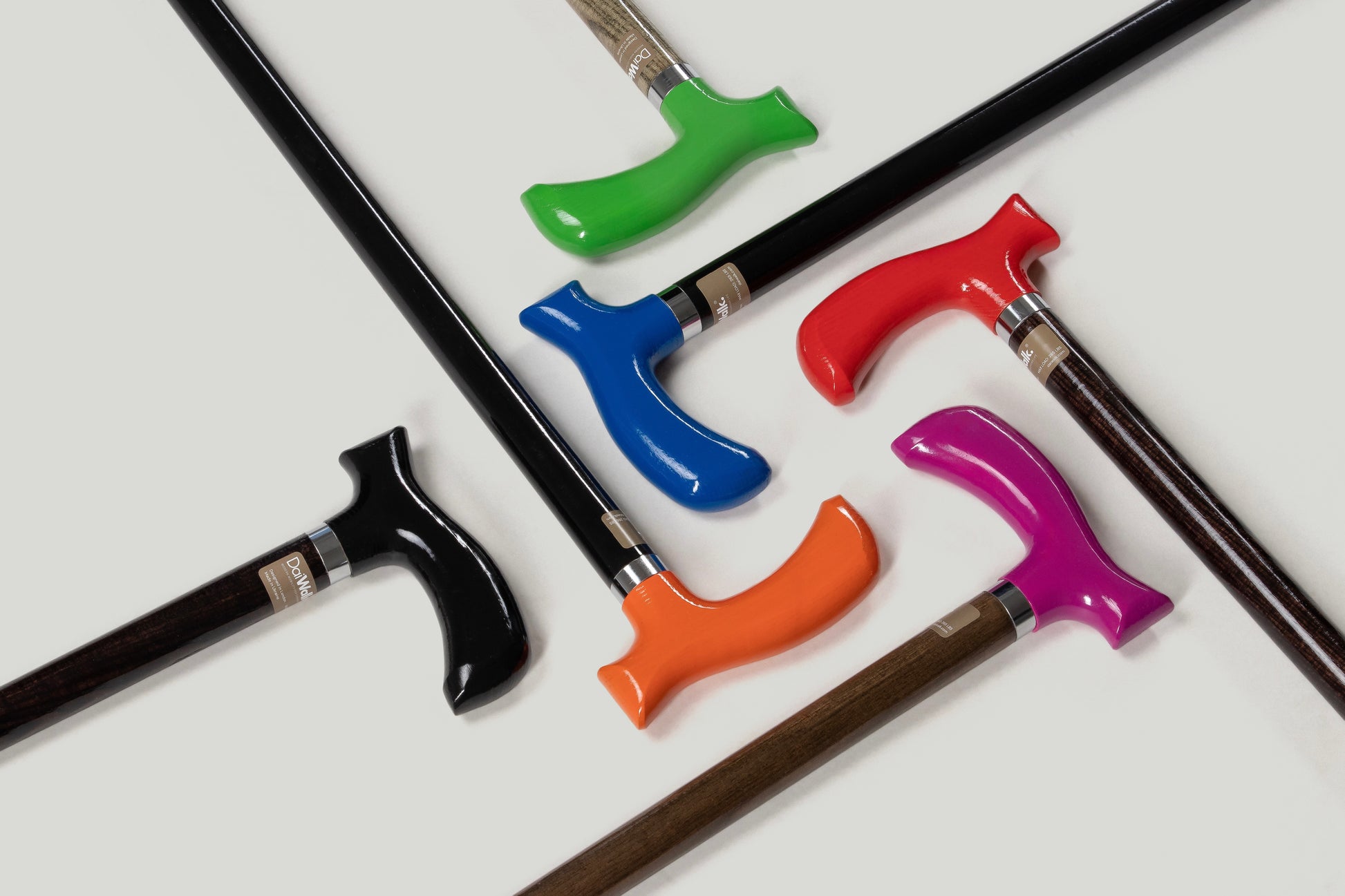 Walking cane with anatomical grip