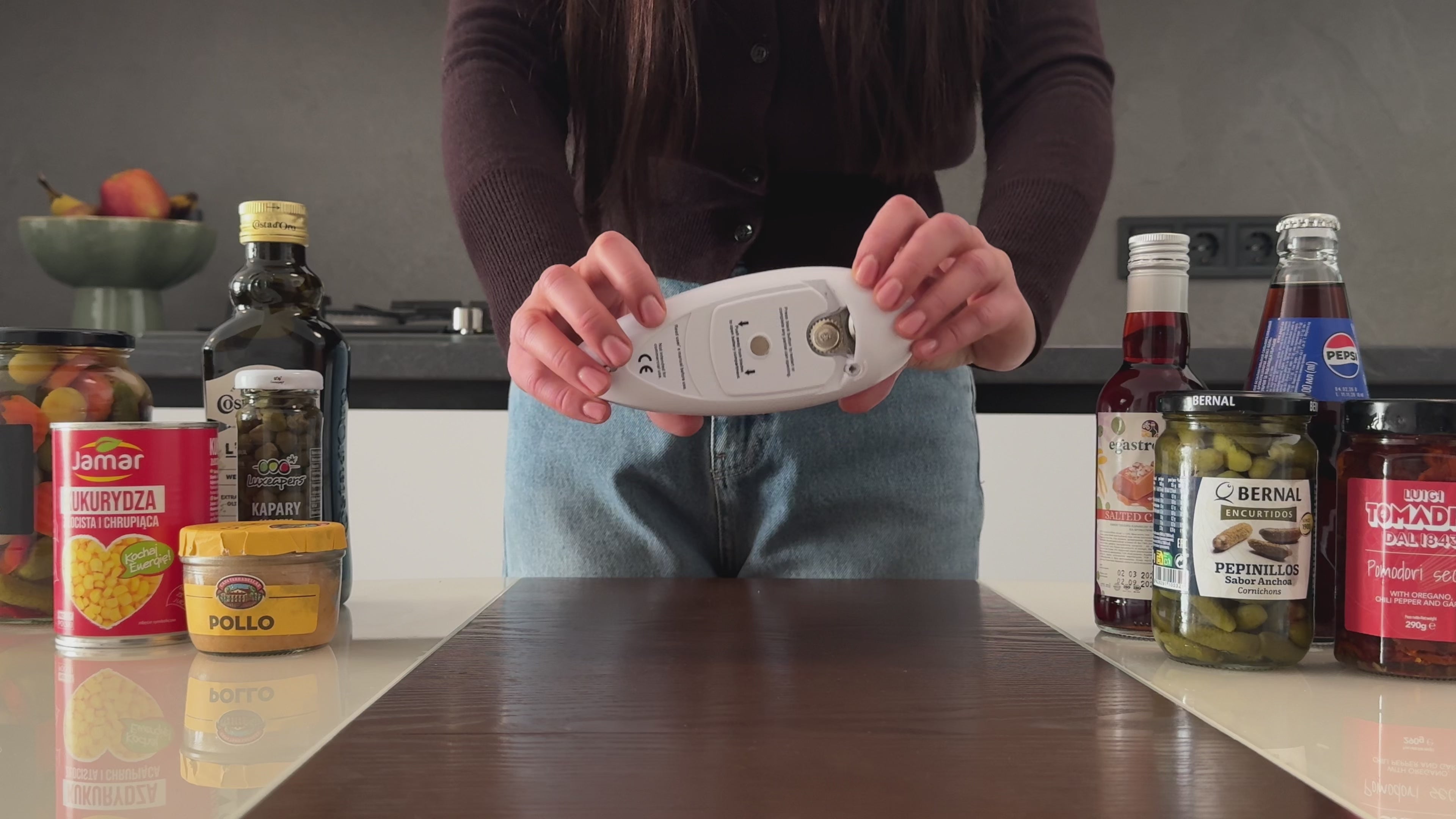 Load video: Electric Can Opener - Press Once, Opens Automatically I GrabberTool
